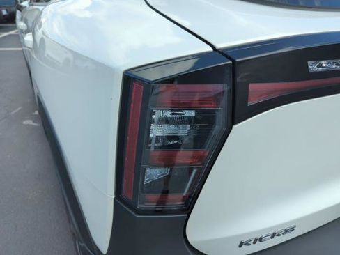 Certified 2025 Nissan Kicks SR FWD image 18