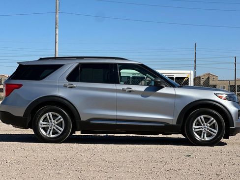 Used 2022 Ford Explorer XLT image 3