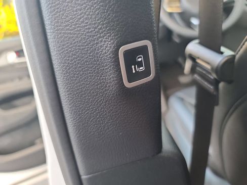 Used 2025 Chrysler Pacifica Select image 28