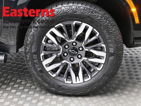 Used 2025 Chevrolet Suburban Z71 AWD/4WD image 34