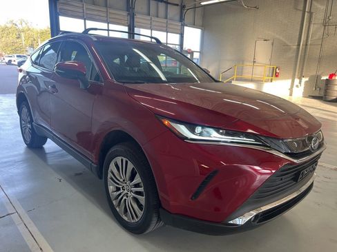 Used 2023 Toyota Venza XLE image 3