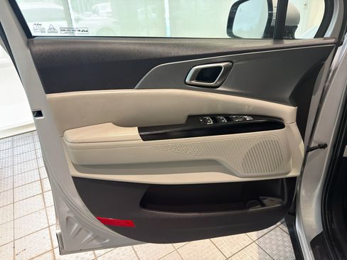 Used 2023 Kia Carnival LX FWD image 14