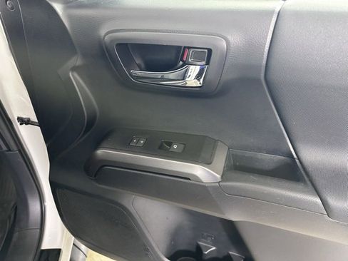 Used 2017 Toyota Tacoma TRD Sport image 10