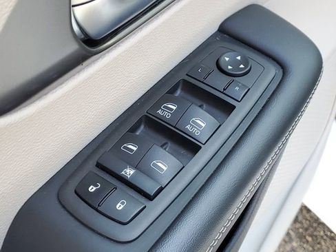 Used 2023 Chrysler Pacifica Touring-L image 11