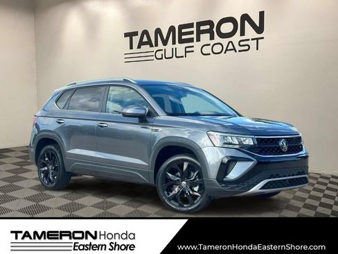 Used 2024 Volkswagen Taos SE w/ Black Wheel Package FWD image 1