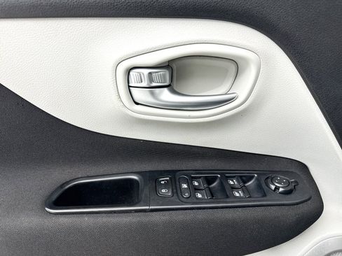 Used 2018 Jeep Renegade Latitude w/ UConnect 8.4 Nav Group image 30