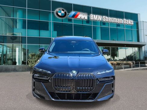 Certified 2025 BMW i7 eDrive50 w/ Executive Package RWD image 2
