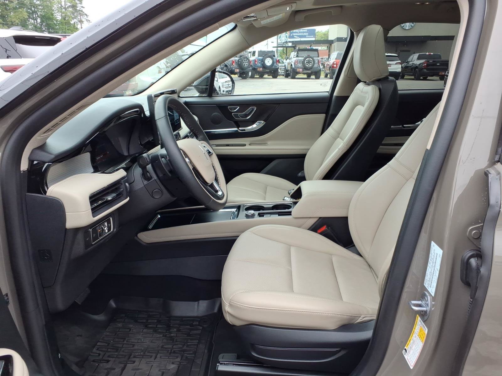 Used 2025 Lincoln Corsair AWD w/ Equipment Group 101A image 9