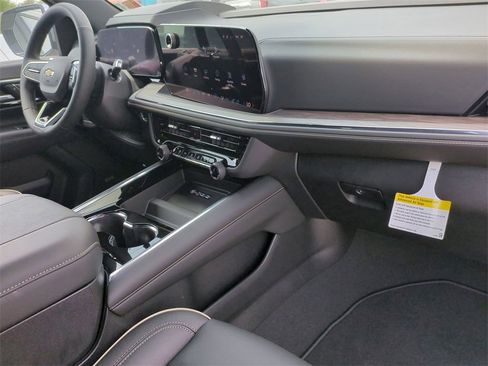 New 2025 Chevrolet Suburban Premier image 29