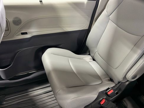 Used 2023 Toyota Sienna XLE FWD image 30