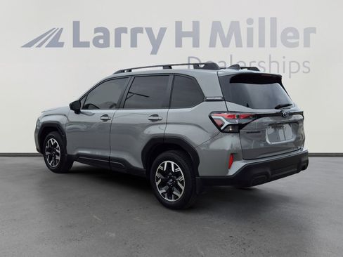 Used 2025 Subaru Forester Premium AWD/4WD image 3