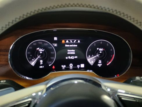 Used 2023 Bentley Bentayga AWD/4WD image 19