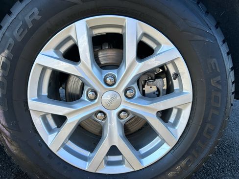 Used 2023 Jeep Grand Cherokee Limited image 17