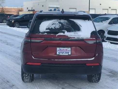 Used 2024 Jeep Grand Cherokee Altitude image 4