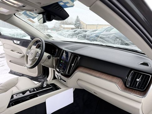 Used 2022 Volvo XC60 B5 Momentum w/ Climate Package image 21