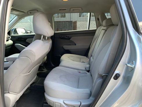 Used 2025 Toyota Highlander LE image 27