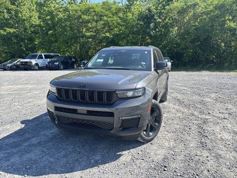Used 2024 Jeep Grand Cherokee L Limited w/ Black Appearance Package AWD/4WD image 10