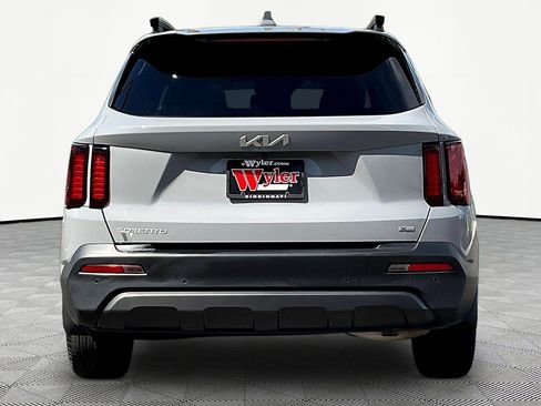 Used 2023 Kia Sorento S w/ Panoramic Sunroof Package image 5