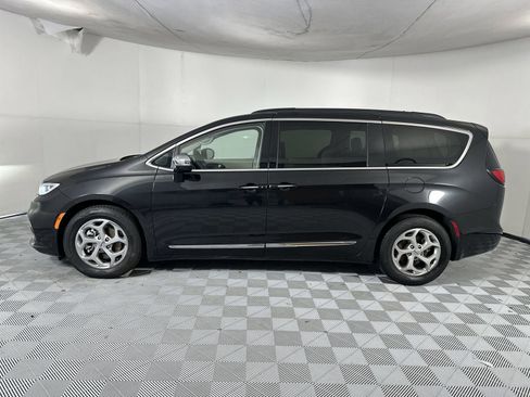 Used 2023 Chrysler Pacifica Limited FWD image 5