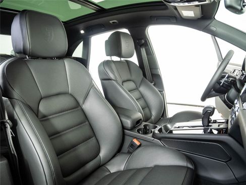 New 2026 Porsche Macan Turbo AWD/4WD image 24