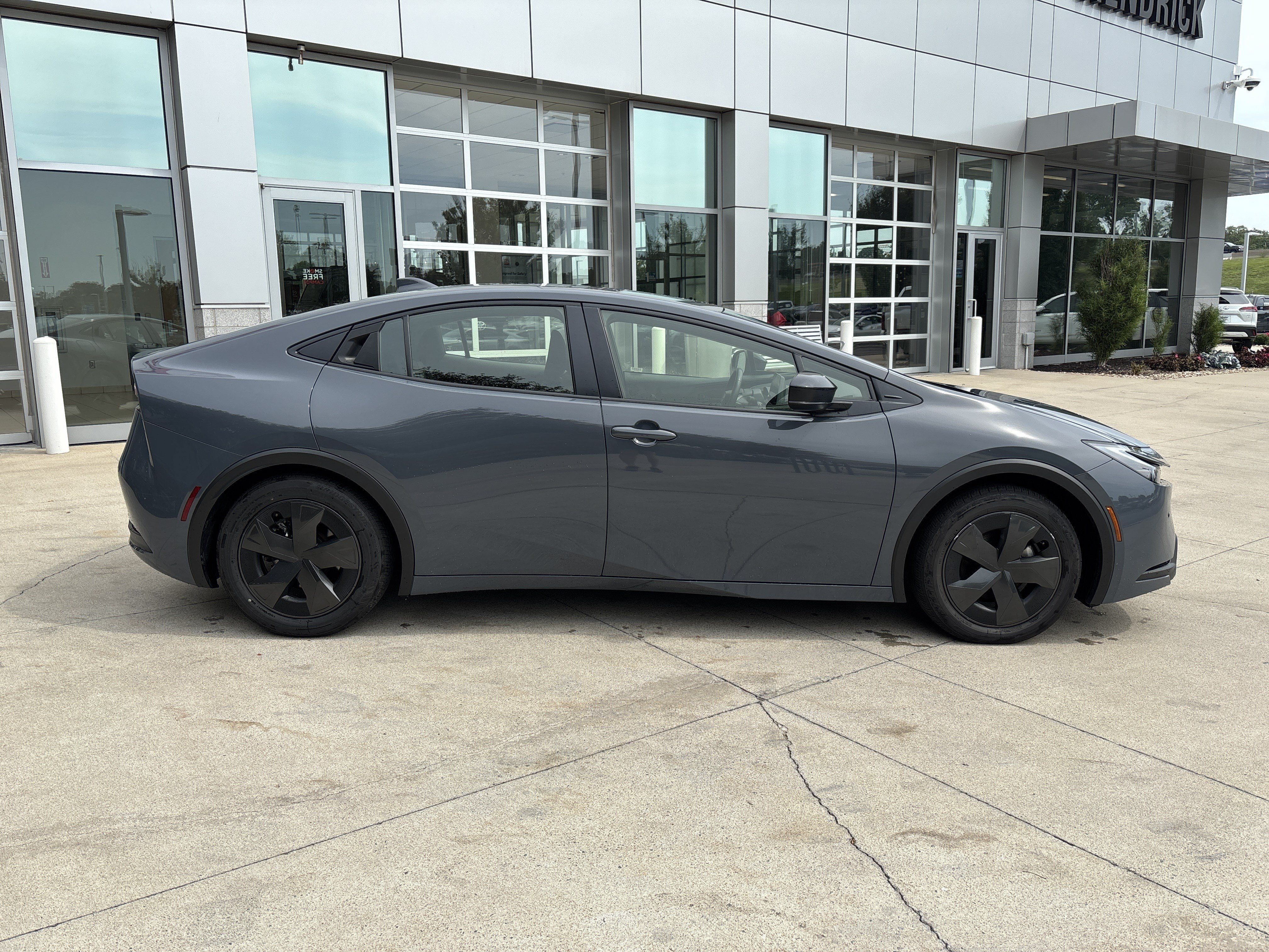Certified 2025 Toyota Prius LE FWD image 10