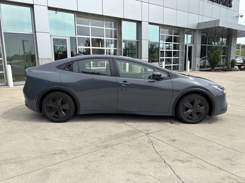Used 2025 Toyota Prius LE FWD image 10