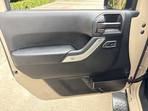 Used 2016 Jeep Wrangler Unlimited Sahara w/ Max Tow Package AWD/4WD image 16