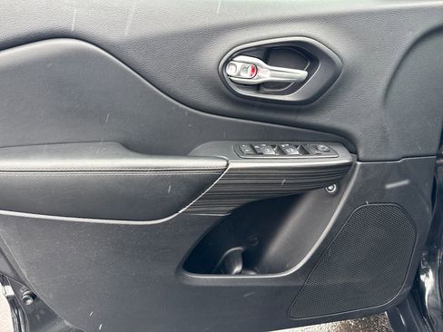 Used 2015 Jeep Cherokee Limited image 11