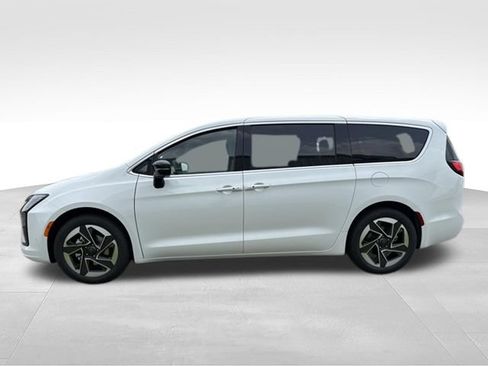 New 2027 Chrysler Pacifica Limited FWD image 16