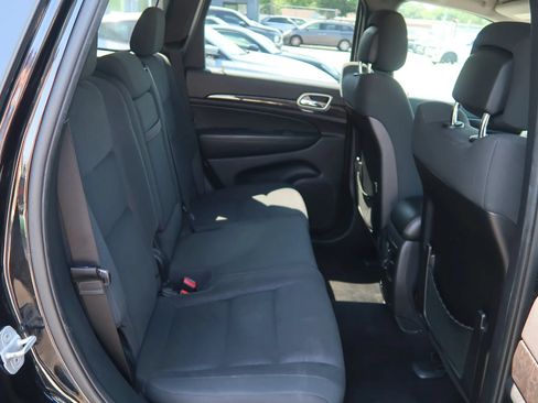 Used 2012 Jeep Grand Cherokee Laredo w/ Laredo E Group AWD/4WD image 22