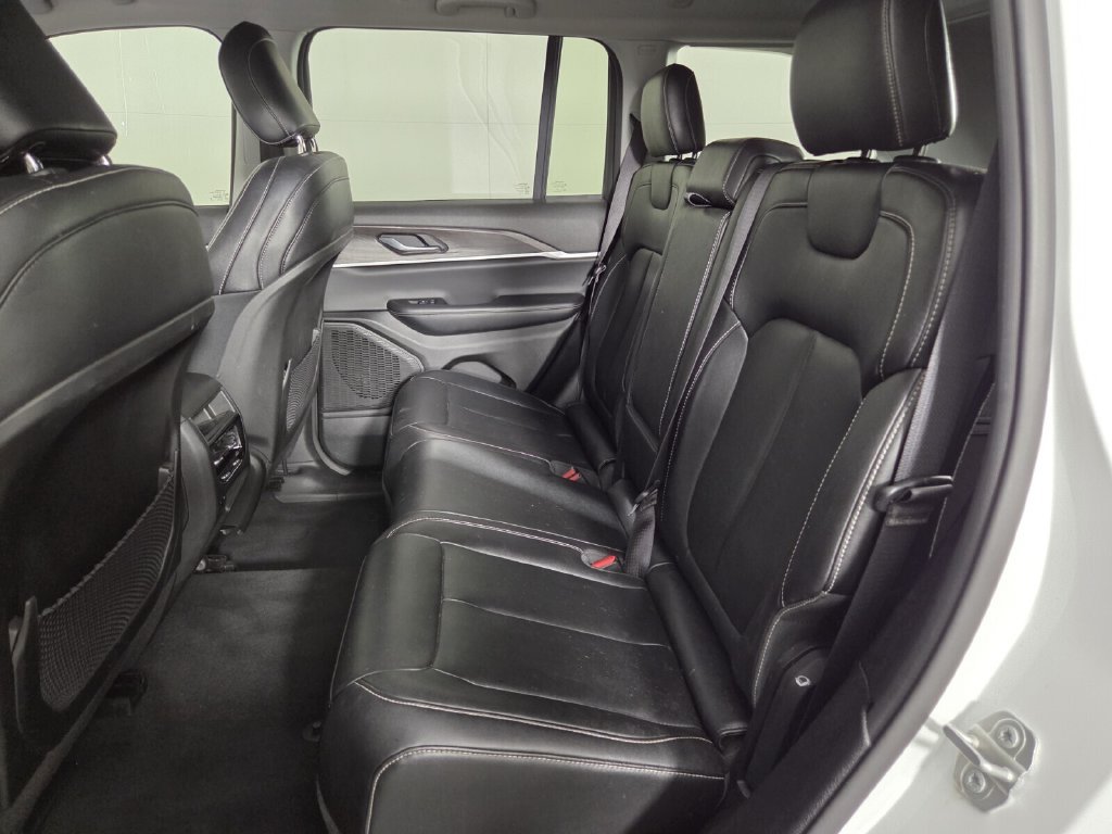 Used 2023 Jeep Grand Cherokee Limited w/ Black Appearance Package AWD/4WD image 22