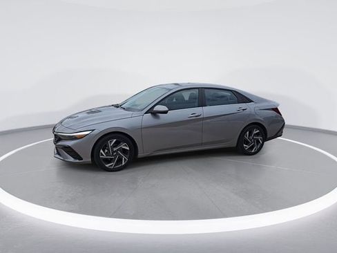 Used 2025 Hyundai Elantra SEL FWD image 4