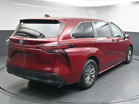 Used 2021 Toyota Sienna LE image 8