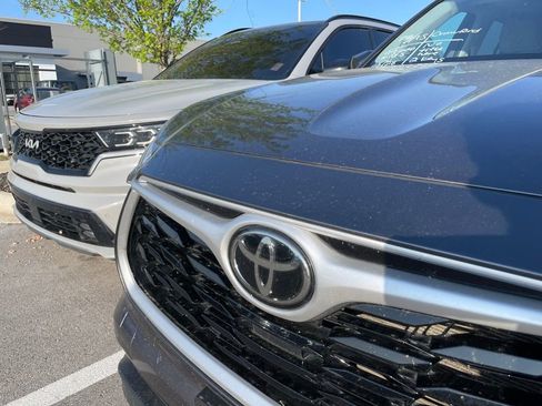 Used 2021 Toyota Highlander XLE image 4