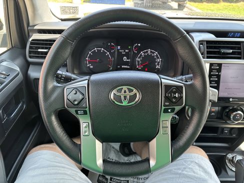 Used 2020 Toyota 4Runner SR5 AWD/4WD image 18