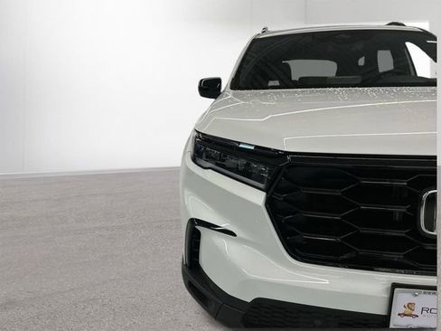 Certified 2025 Honda Pilot Black Edition image 28