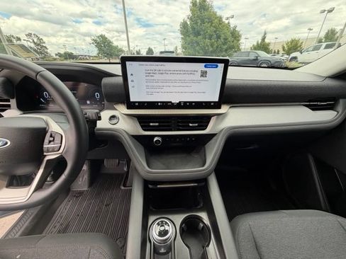 Used 2025 Ford Explorer Active AWD/4WD image 27
