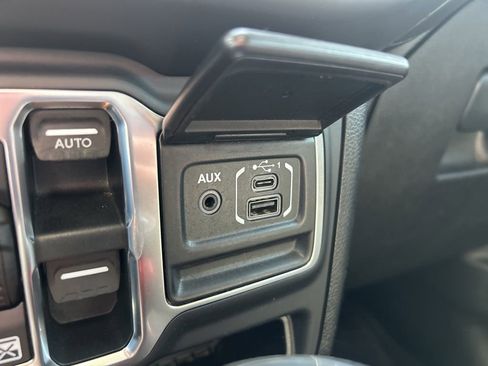 Used 2018 Jeep Wrangler Unlimited Sahara image 33