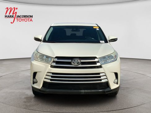 Used 2017 Toyota Highlander Plus FWD image 2