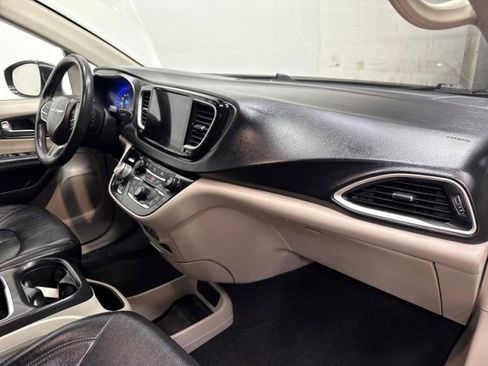 Used 2022 Chrysler Pacifica Touring-L image 26