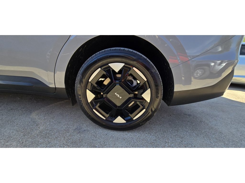 Used 2025 Kia Carnival EX FWD image 3