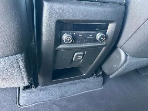 Used 2023 Chevrolet Traverse LT FWD image 11