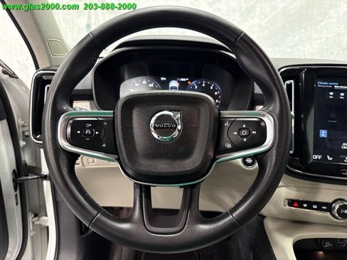 Used 2022 Volvo XC40 T5 Momentum image 4