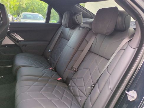 Used 2025 BMW 760i xDrive w/ Luxury Rear Seating Package AWD/4WD image 31