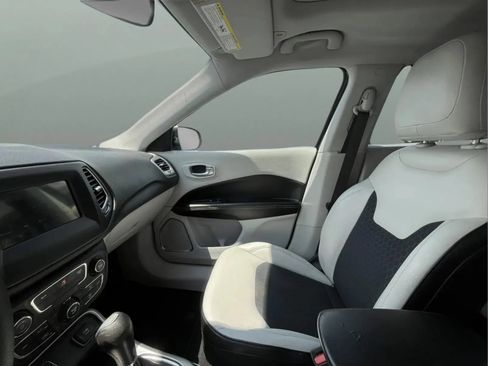 Used 2019 Jeep Compass Latitude w/ Popular Equipment Group FWD image 17
