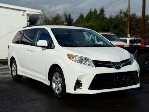 Used 2019 Toyota Sienna LE FWD image 3
