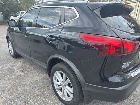 Used 2018 Nissan Rogue Sport SV image 2