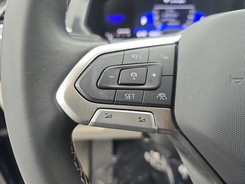 Used 2023 Volkswagen Tiguan SE w/ Panoramic Sunroof Package FWD image 17