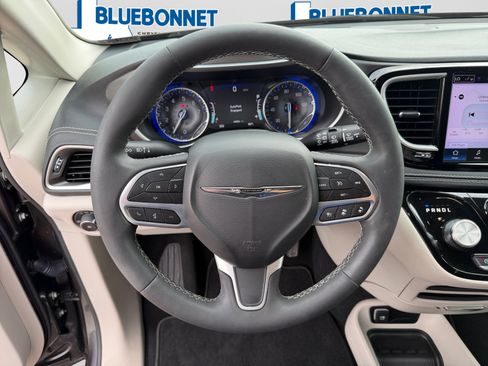 Certified 2023 Chrysler Pacifica Touring-L FWD image 13