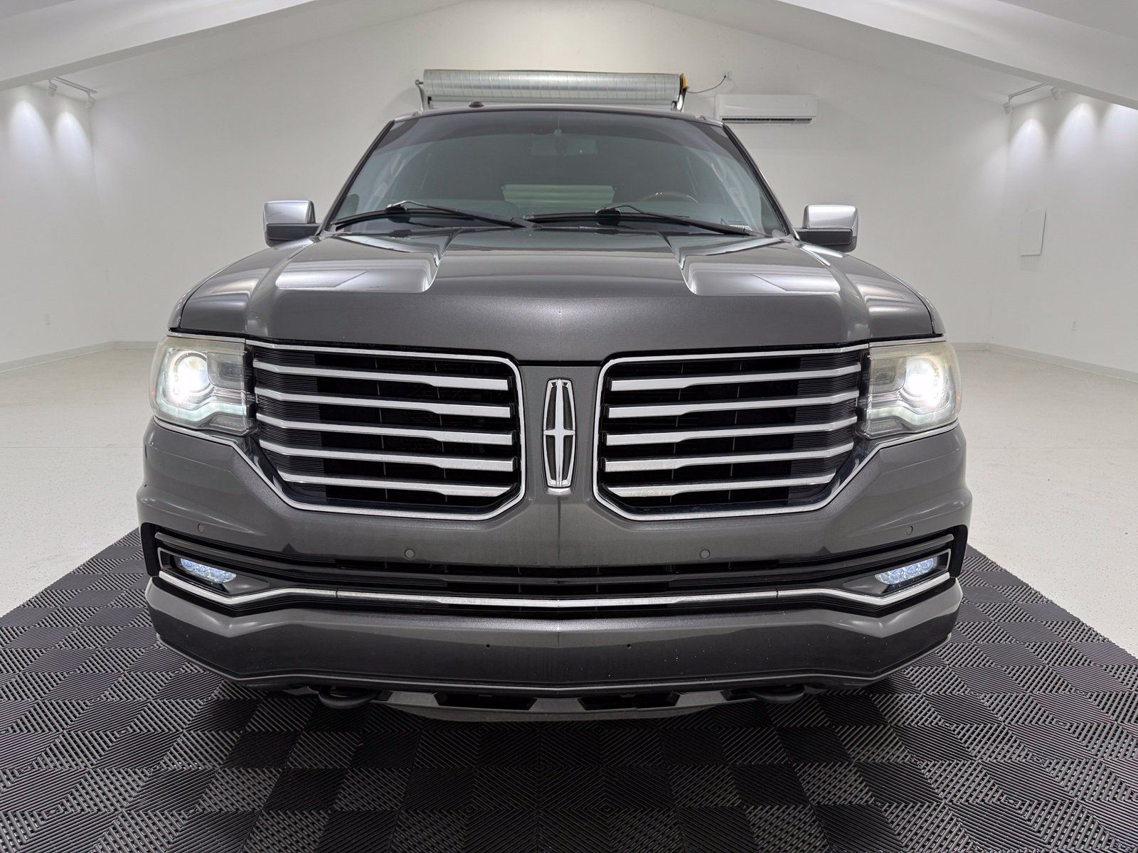 Used 2016 Lincoln Navigator Reserve AWD/4WD image 2